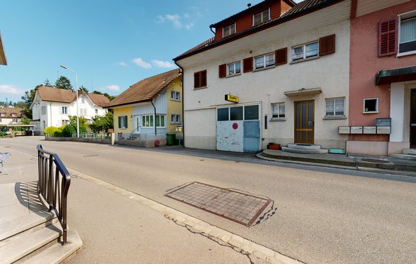 Praktisches Wohnhaus mit grosser Werkstatt