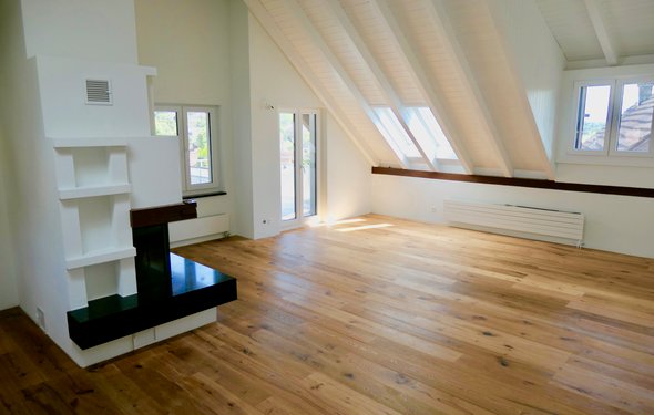 Ruhige komplett renovierte Dachwohnung