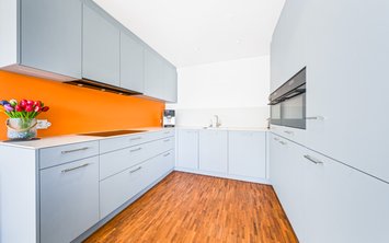 Vorschaubild 4 mit Text alle 19 Bilder zentral darüber gelegt
